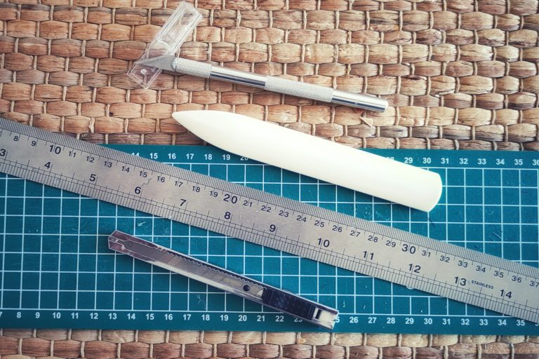 Marqueterie de paille, les outils indispensables