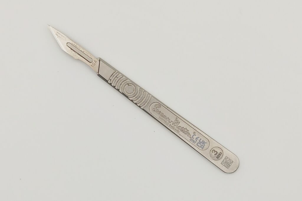 Scalpel pour la marqueterie de paille