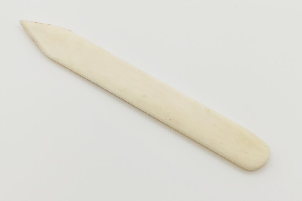 Plioir en os pour la marqueterie de paille