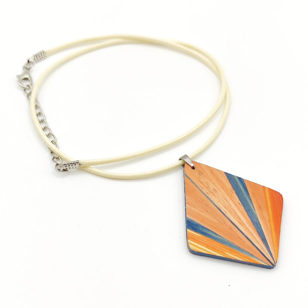 Bijou en paille de seigle fait main, pendentif aux reflets dorés