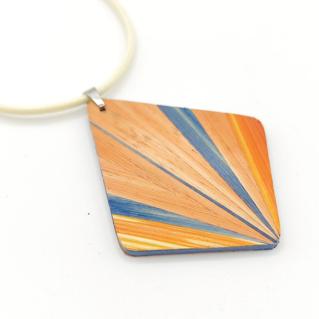 marqueterie de paille, pendentif au motif soleil