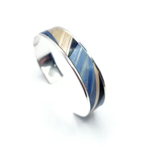 Bracelet artisanal bleu en marqueterie de paille – Collection “Éléments” – Manchette unisexe argentée – Bijou unique fait main