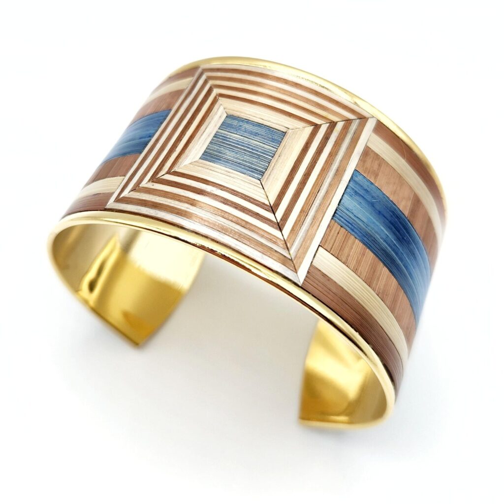 Bracelet manchette marqueterie de paille - doré à l'or fin – vue gros plan