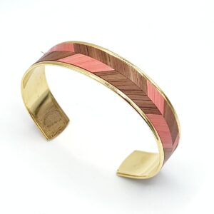 Bracelet manchette "chevron" en marqueterie de paille de seigle et doré or fin. rose bonbon et marron bois