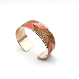 Bracelet manchette "chevron" en marqueterie de paille de seigle et or rose. Rose et marron.