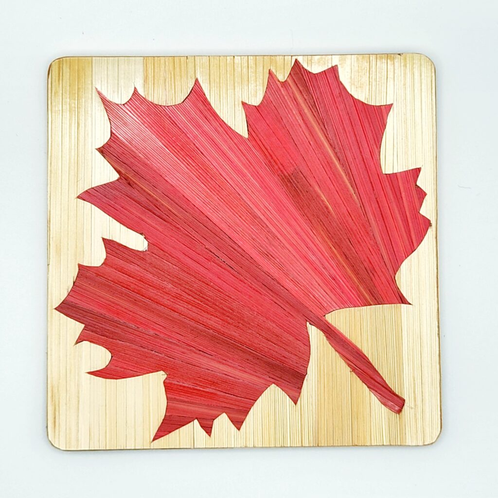 Dessous de verre en marqueterie de paille de seigle fait main, parmi les objets de décoration en marqueterie de paille de l’atelier