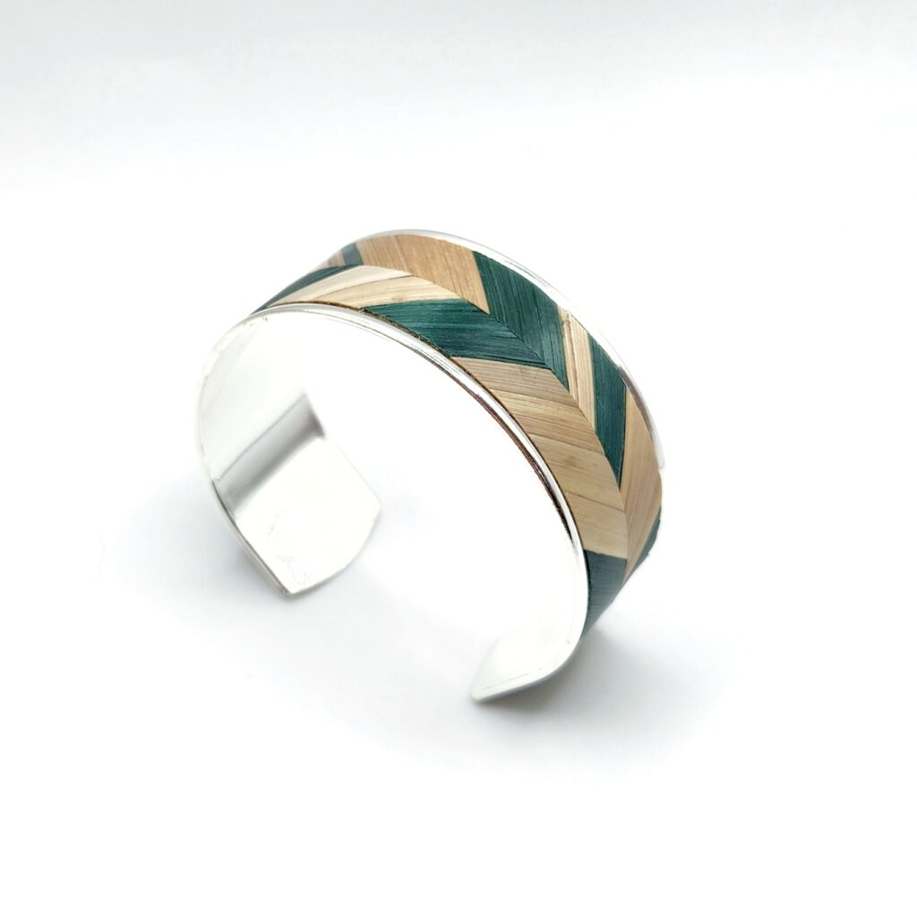 Bracelet manchette marqueterie de paille - doré à l'or fin- vert et paille – vue de côté