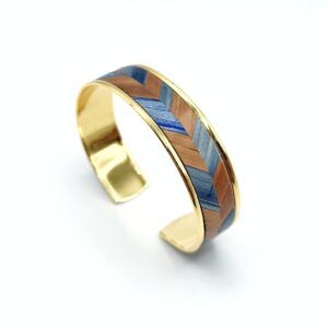 Bracelet manchette marqueterie de paille - doré à l'or fin - bleu et marron – vue de 3/4