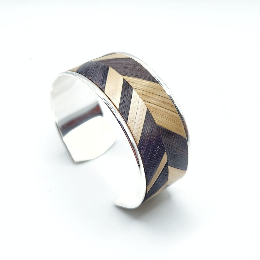 Bracelet manchette marqueterie de paille - plaqué argent - anthracite et marron – vue de 3/4