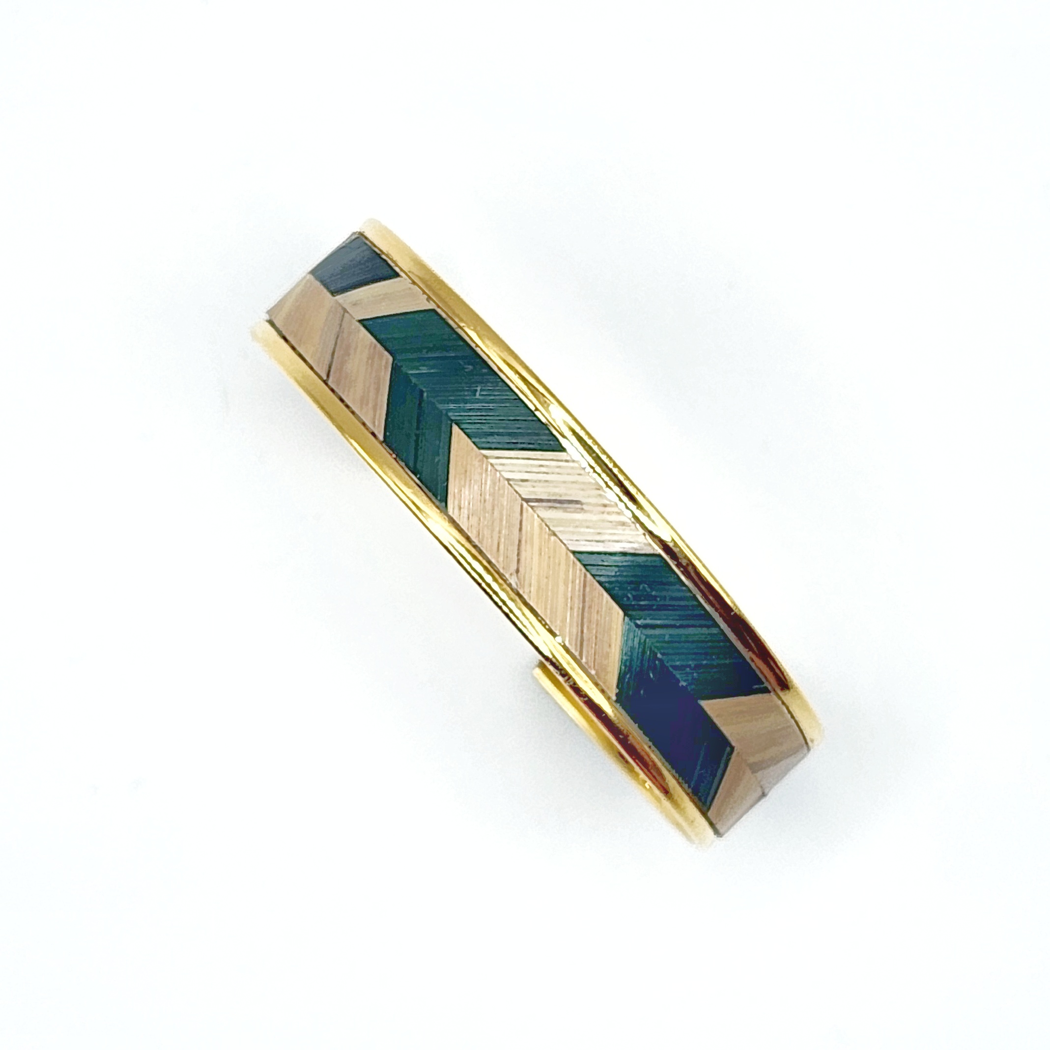 Bracelet manchette "chevron" en marqueterie de paille de seigle et doré or fin. Vert sapin et paille naturelle – Image 5