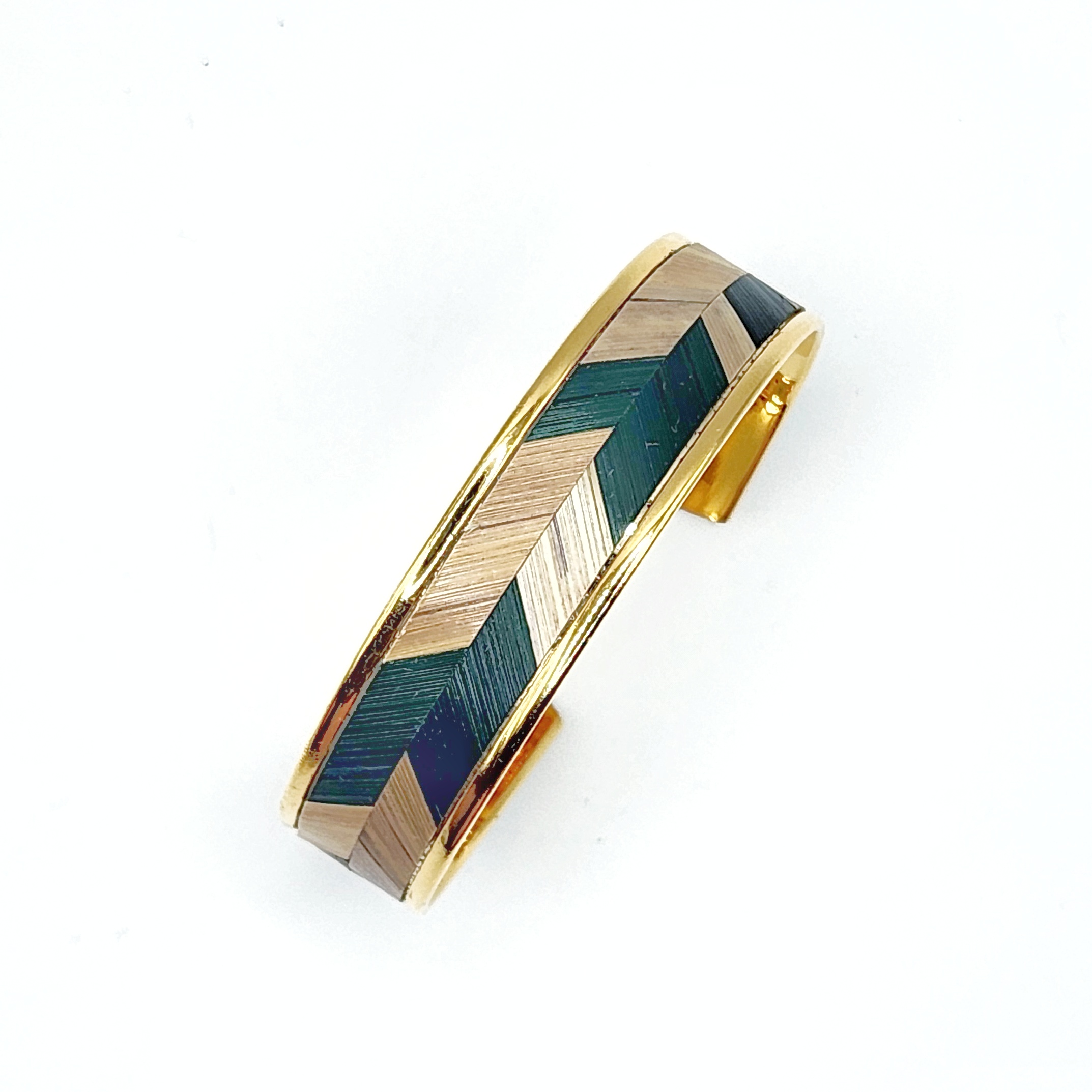 Bracelet manchette "chevron" en marqueterie de paille de seigle et doré or fin. Vert sapin et paille naturelle – Image 6