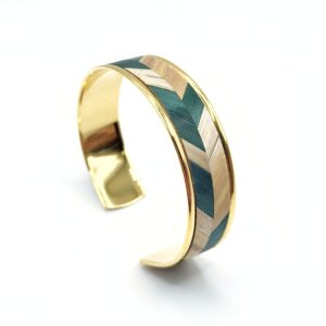 Bracelet manchette "chevron" en marqueterie de paille de seigle et doré or fin. Vert sapin et paille naturelle