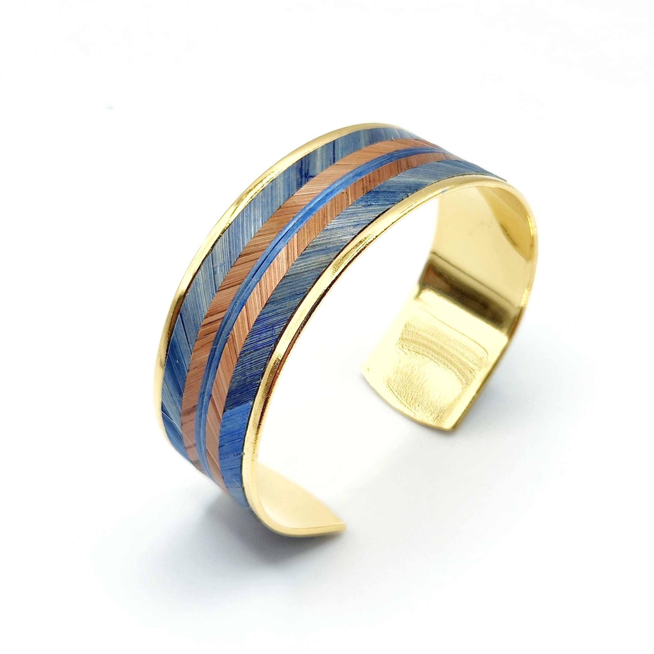 Bracelet manchette marqueterie de paille - doré à l'or fin - bleu et marron – vue de 3/4