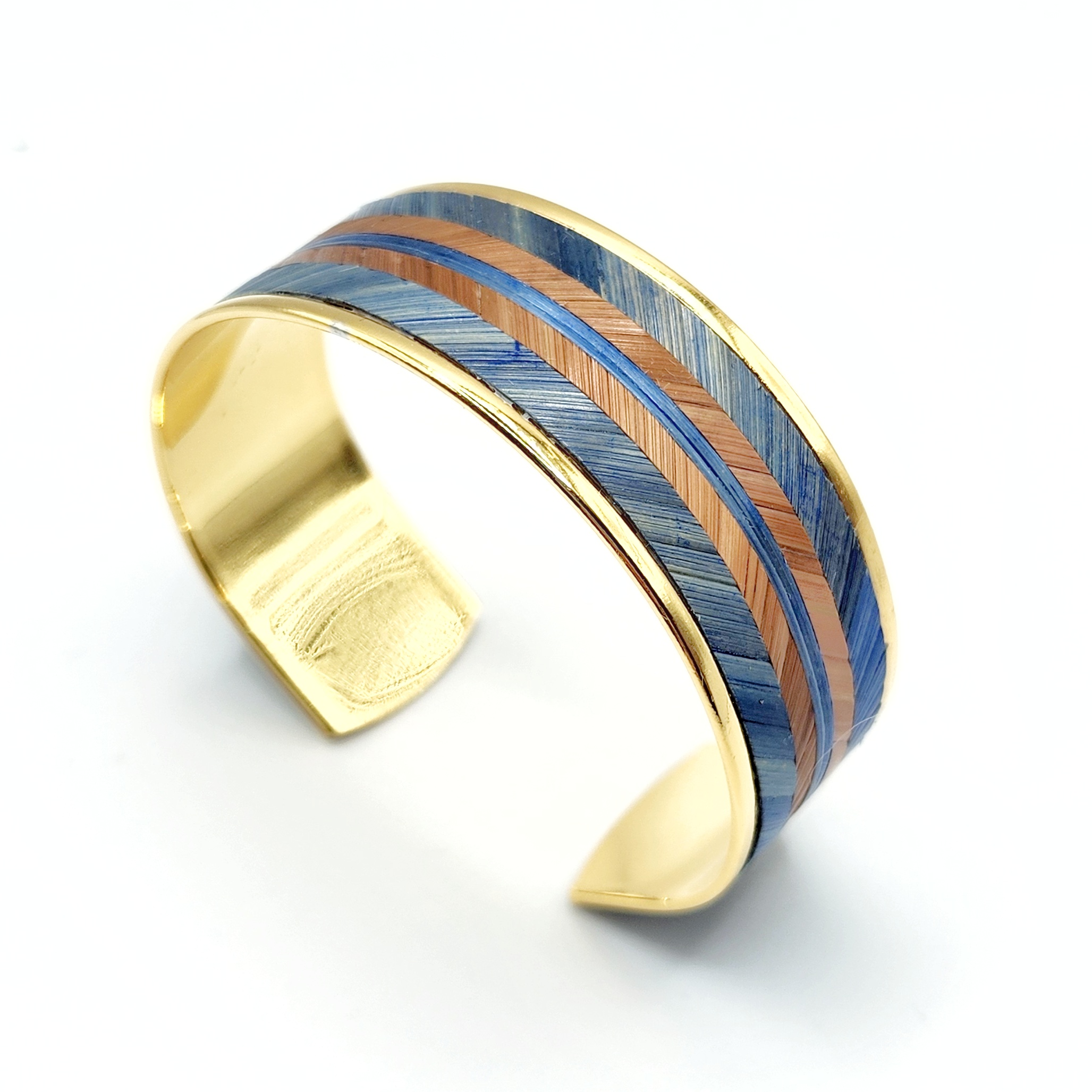 Bracelet manchette marqueterie de paille - doré à l'or fin - bleu et marron – vue de 3/4 droite