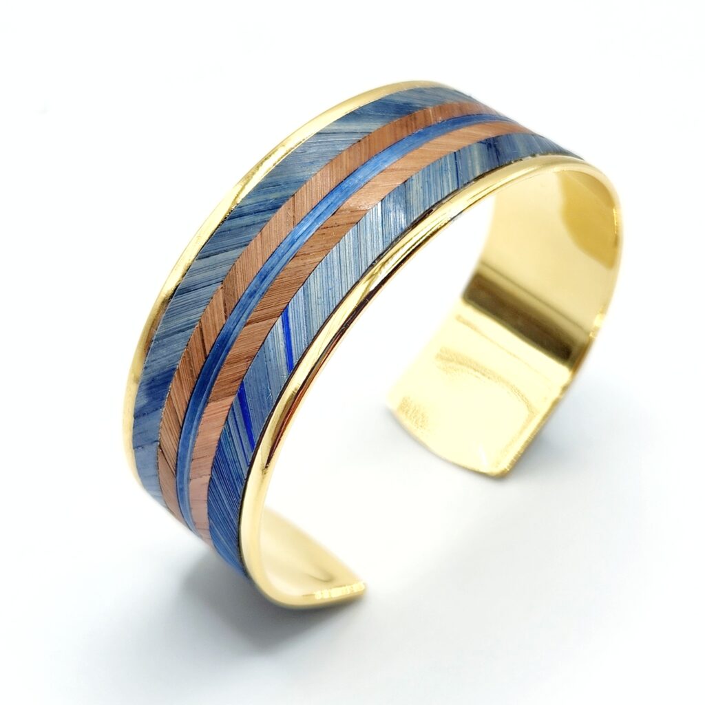 Bracelet manchette marqueterie de paille - doré à l'or fin - bleu et marron – vue de côté