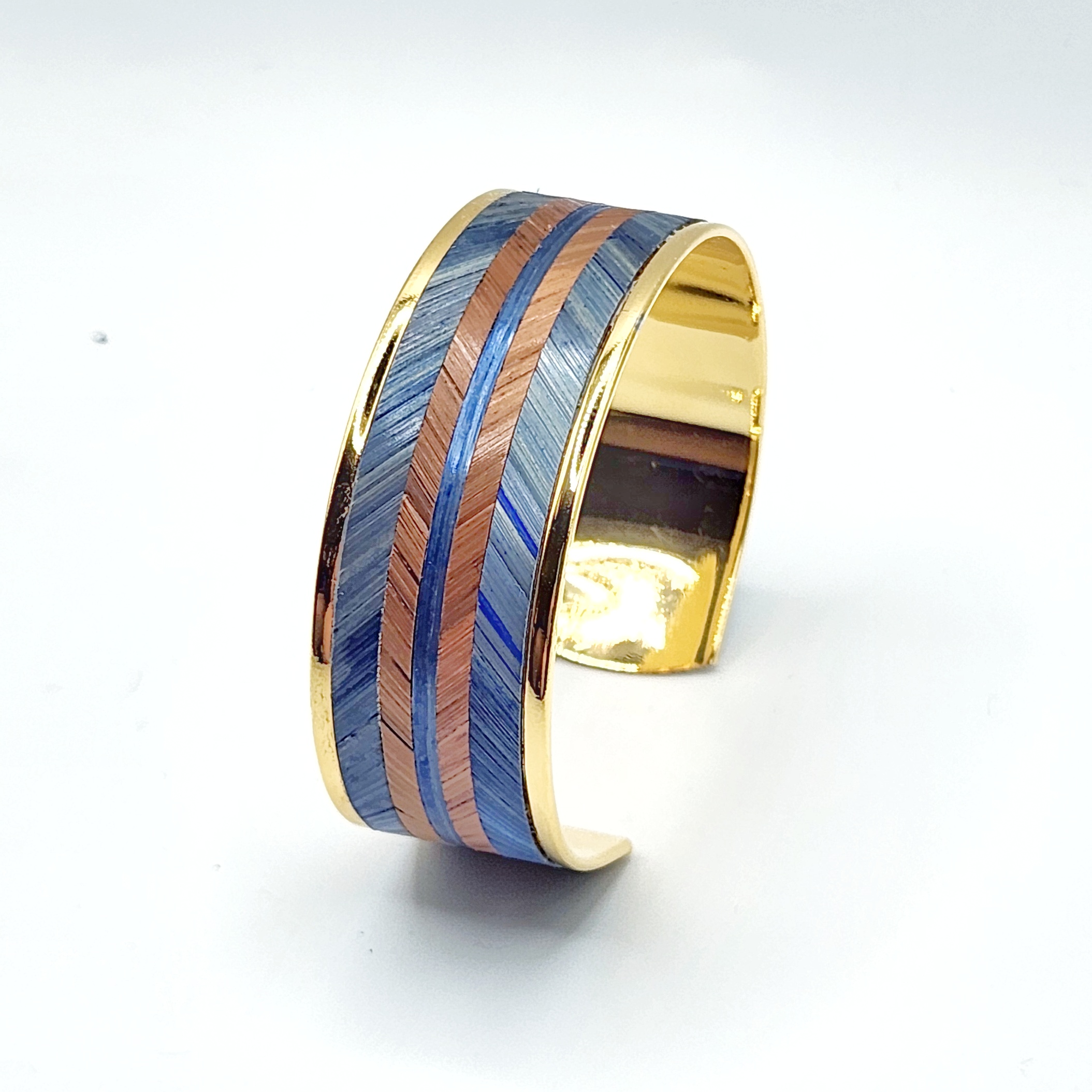 Bracelet manchette marqueterie de paille - doré à l'or fin - bleu et marron – vue de 7/8