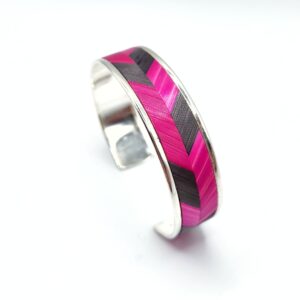 Bracelet manchette marqueterie de paille - argent - chevron rose et gris vue de droite