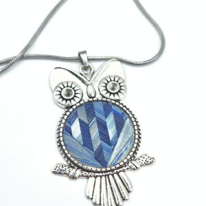 Colliers et pendentifs en marqueterie de paille