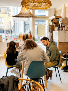 atelier initiation marqueterie de paille à Moret sur loing avec participants