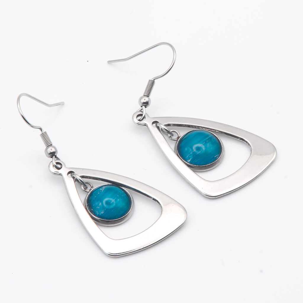 Boucles d'oreilles en marqueterie de paille, motif géométrique qui accroche la lumière