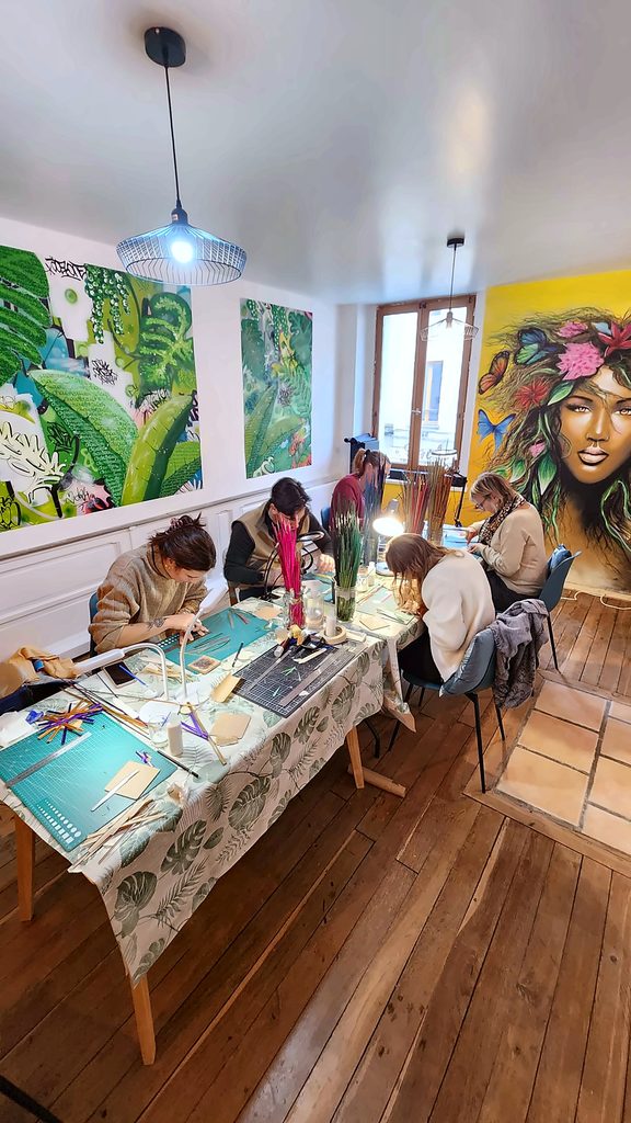 Brins de paille sur l'établi, prêts à être découpés pour un motif
